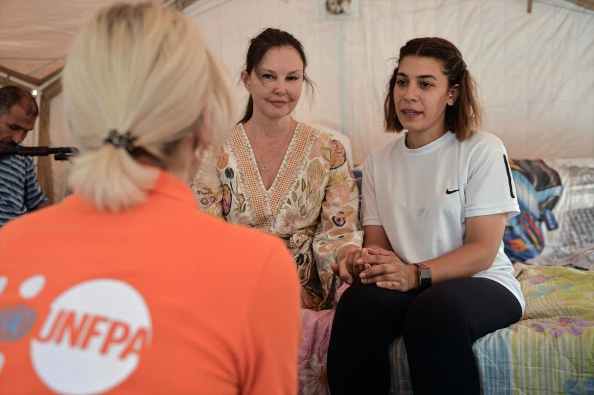 ABD’li ünlü oyuncu Ashley Judd, depremzedelerle buluştu