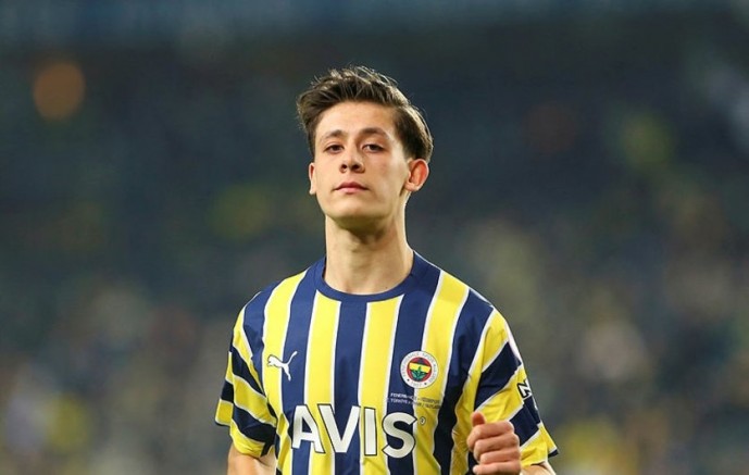 ARDA GÜLER PARA BASIYOR