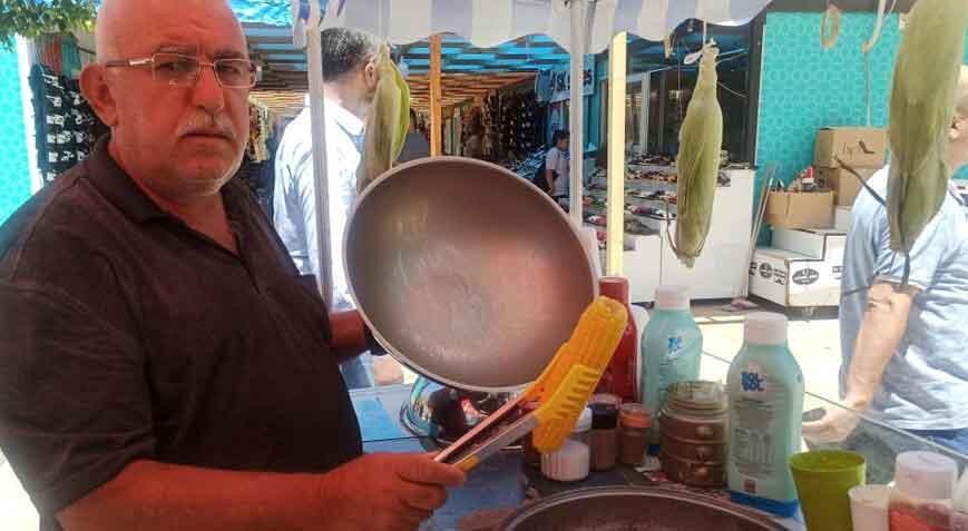 Depremde dükkanı yıkıldı, mısır satmaya başladı