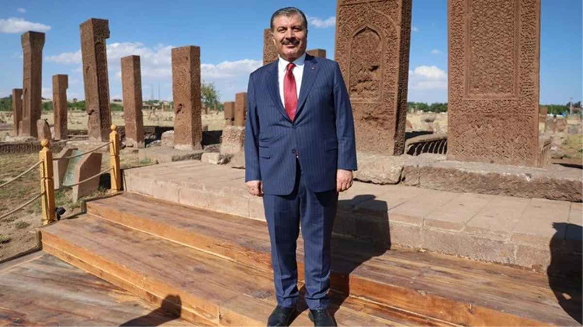 Ahlat Selçuklu Mezarlığı’nı ziyaret eden Bakan Koca’nın gururlu pozu