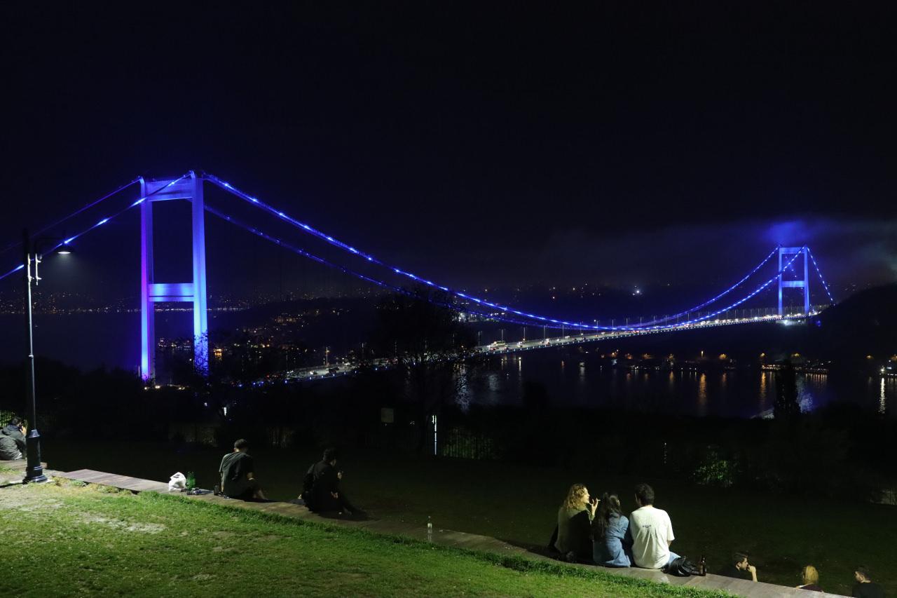 İstanbul'daki iki köprü Dünya Denizcilik Günü için ışıklandırıldı