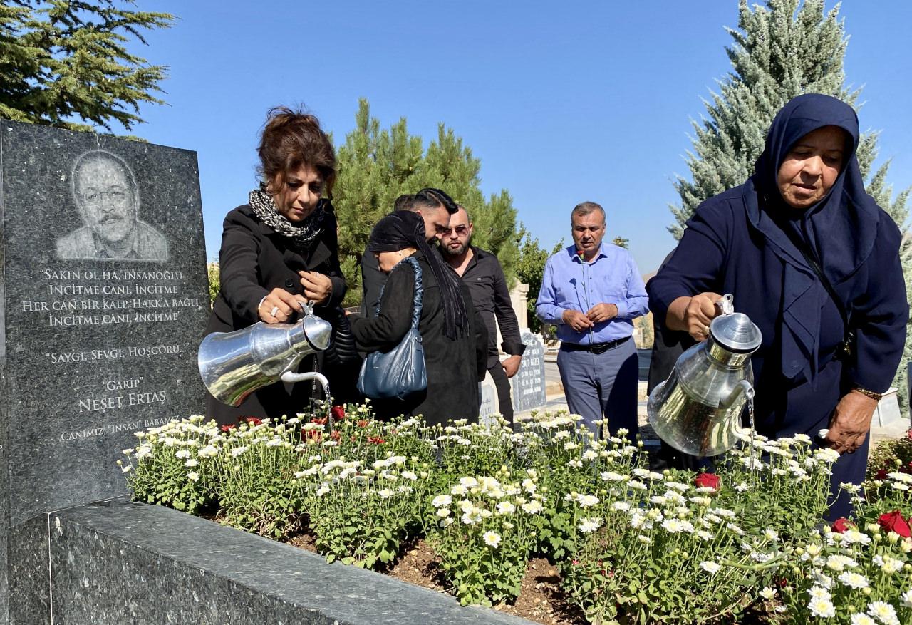 Halk ozanı Neşet Ertaş, Kırşehir'de mezarı başında anıldı