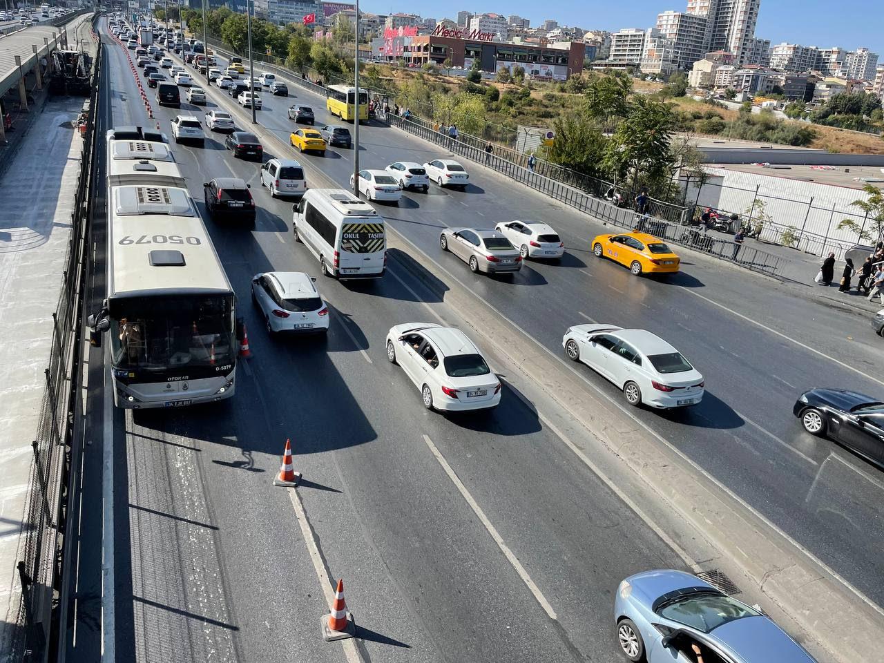 İstanbul'da metrobüs yolundaki bakım nedeniyle trafikte yoğunluk yaşanıyor