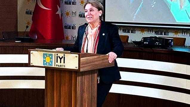İYİ Parti Genel Başkan Yardımcısı Ayşe Sucu başörtüsünü çıkardı