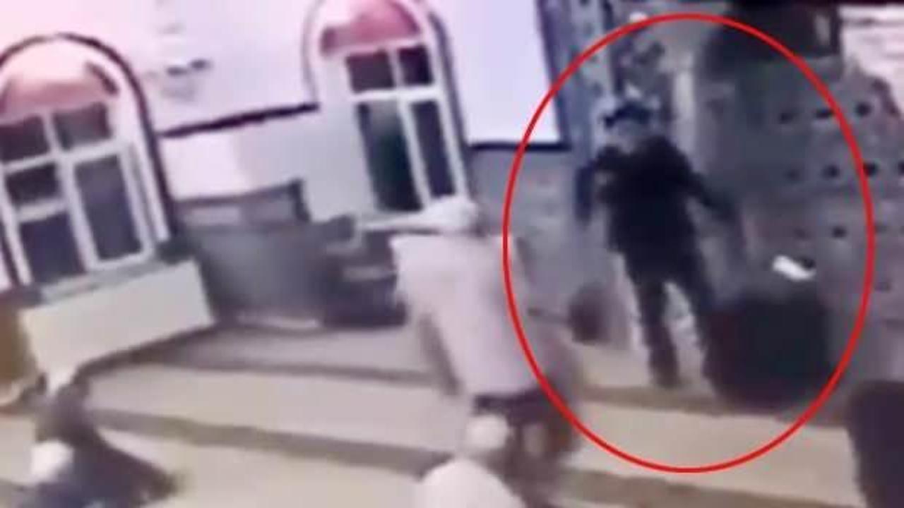 Camiye ayakkabıyla giren şehıs için harekete geçildi