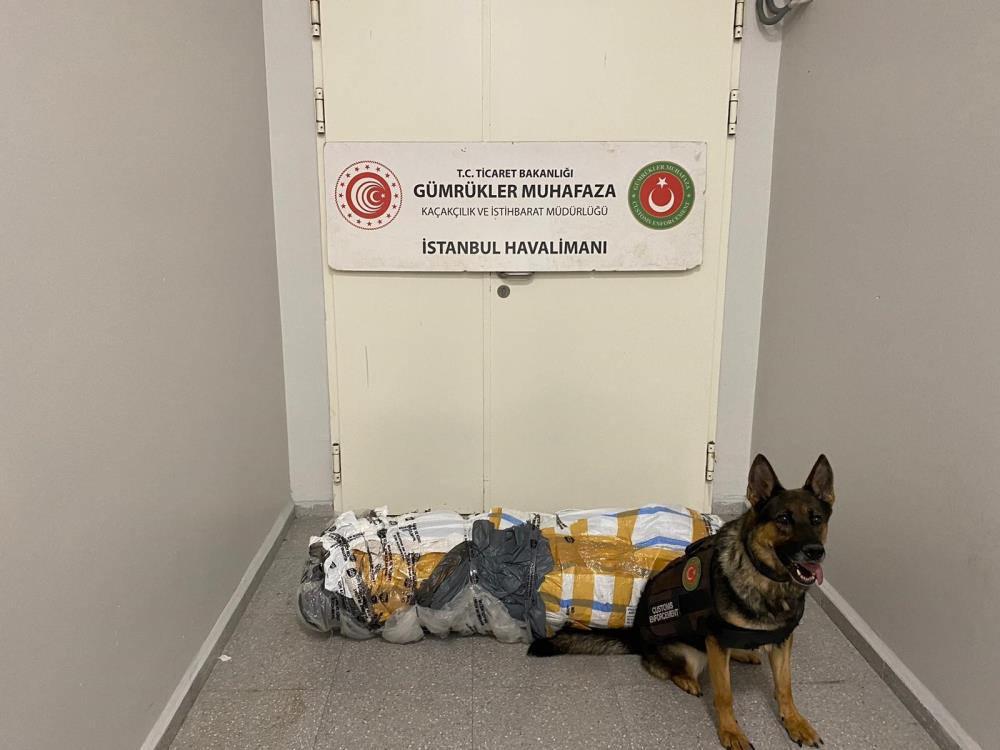 İstanbul Havalimanı'nda halıya emdirilmiş 17 kilo uyuşturucu ele geçirildi