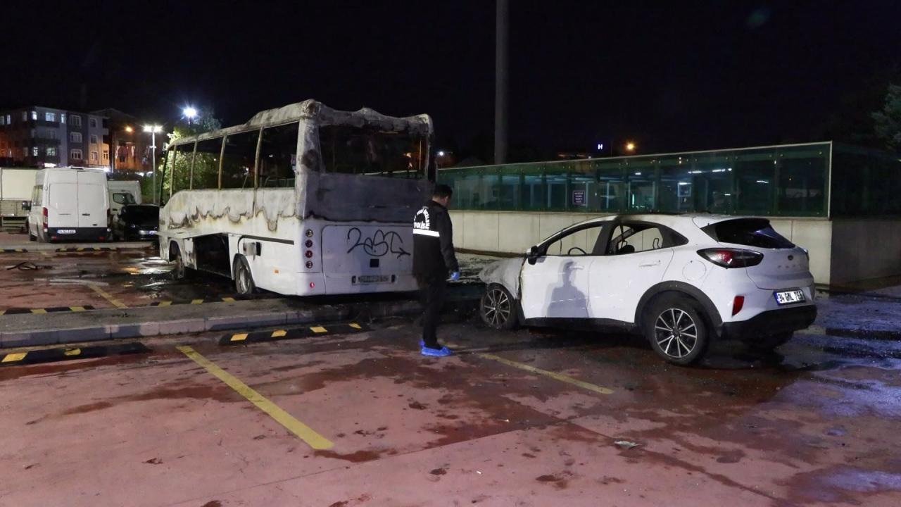 İstanbul'da şüpheli olay! İSPARK'ın otoparkında bulunan 2 araç yanarak kül oldu