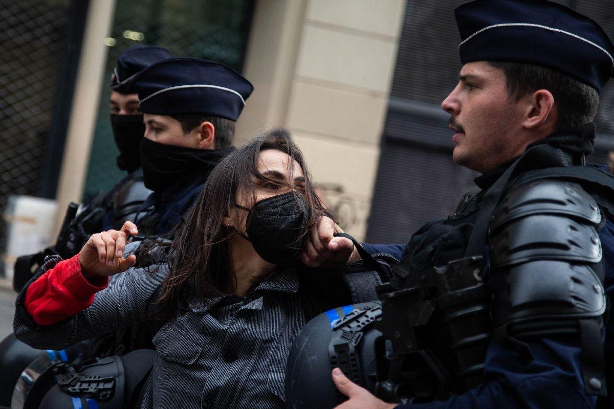 Paris’te Filistin yürüyüşüne polisten sert müdahale!
