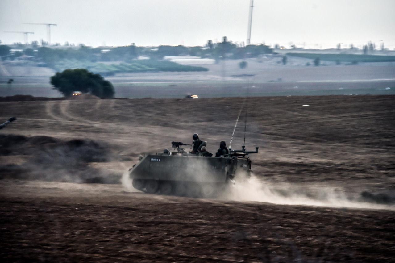 İsrail askerleri elleri tetikte bekliyor