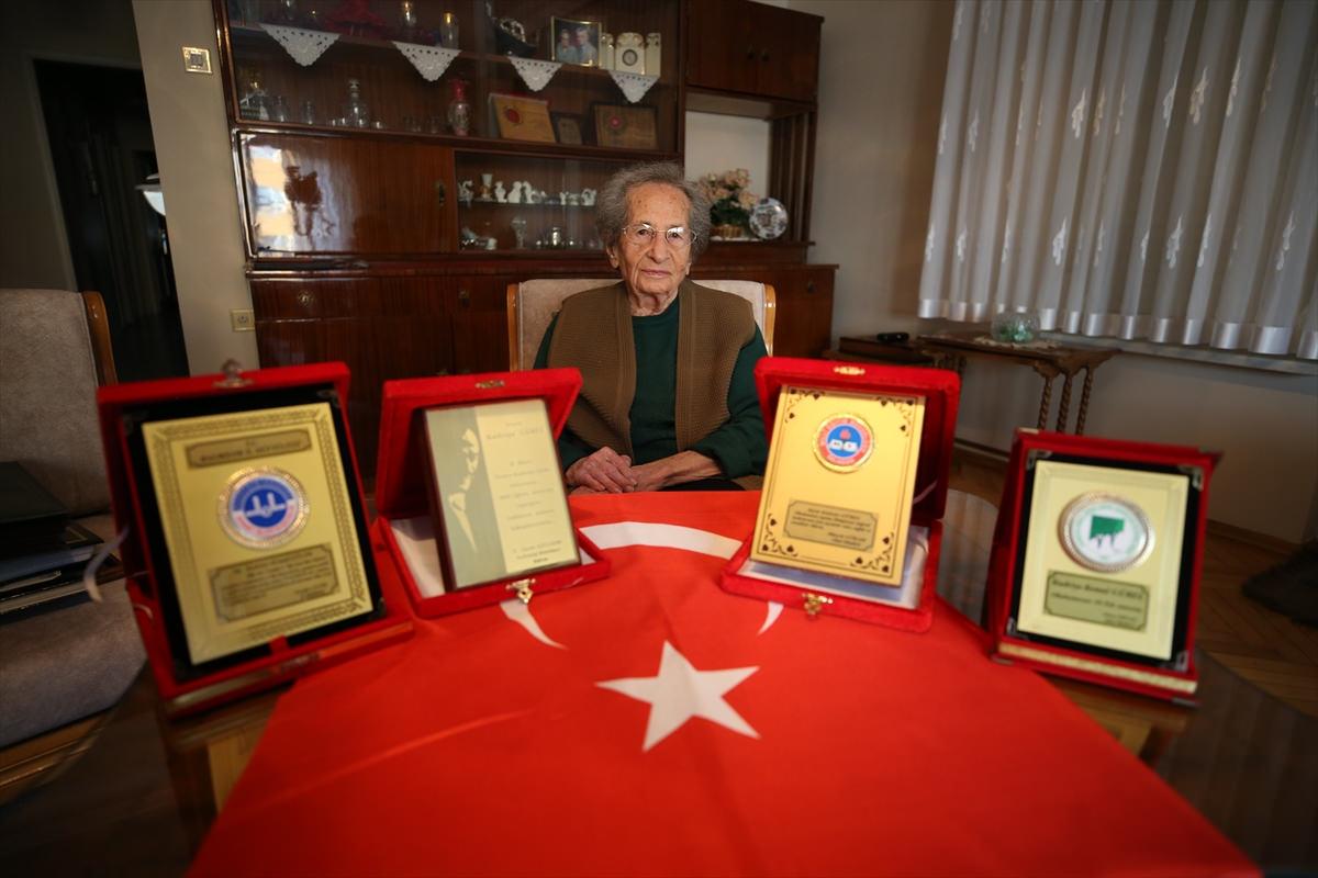 Balıkesirli 100 yaşındaki Kadriye öğretmen, Cumhuriyet nesilleri yetiştirdi