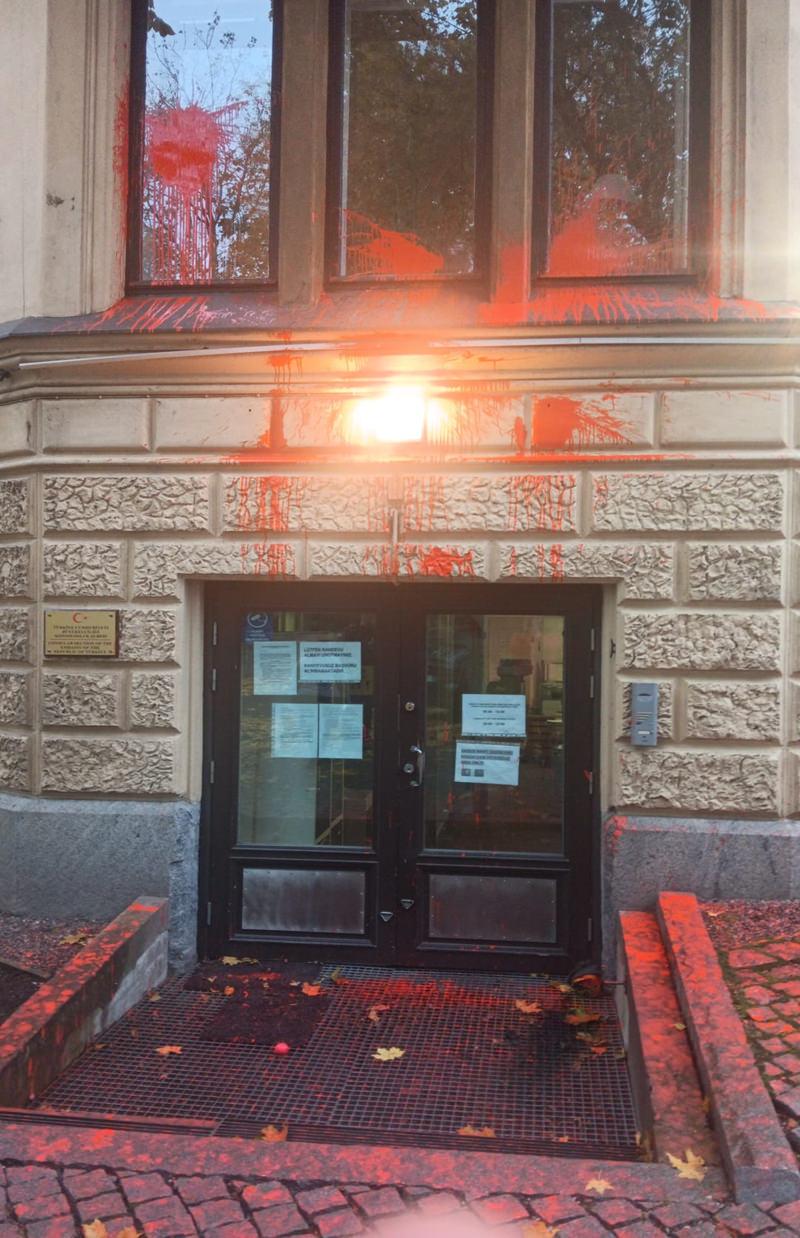 Türkiye’nin Helsinki Büyükelçiliği’ne boyalı ve sis bombalı saldırı