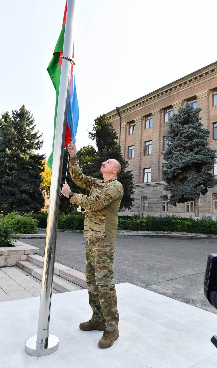 Tarihe geçen anlar! Aliyev bayrağı göndere çekti