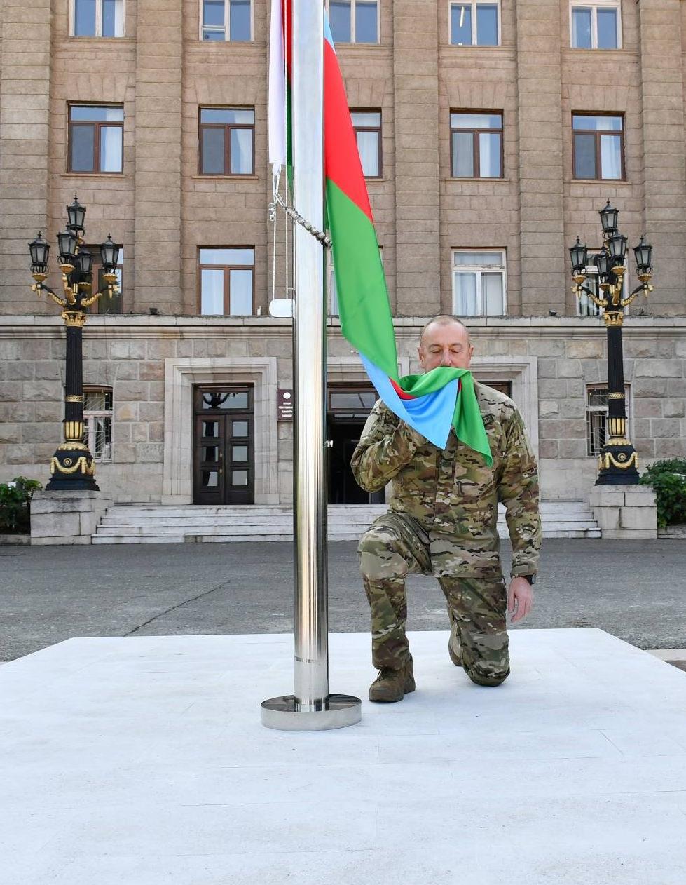 Tarihe geçen anlar! Aliyev bayrağı göndere çekti
