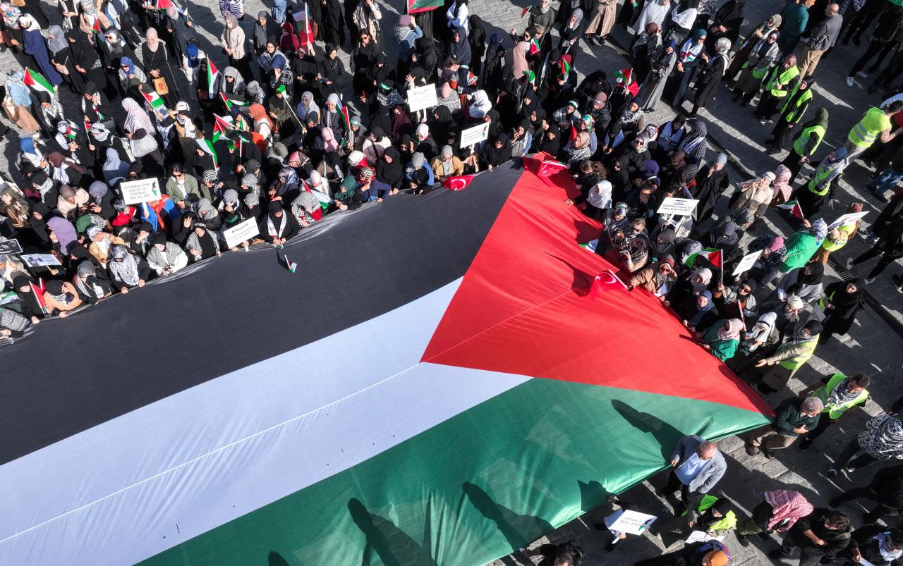 İsrail'in Gazze'ye yönelik saldırıları Beyazıt Meydanı'nda protesto edildi