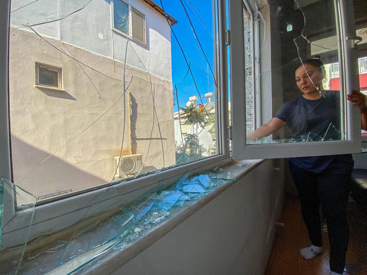 Engelli oğlu ile yaşayan kiracısını tahliye etmek istedi: Camlarını kırdı