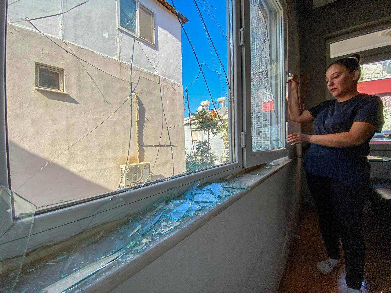 Engelli oğlu ile yaşayan kiracısını tahliye etmek istedi: Camlarını kırdı