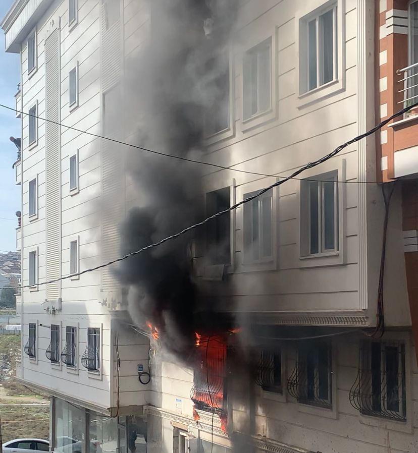 İstanbul'da apartmanda yangın: 4 kişi hastaneye kaldırıldı