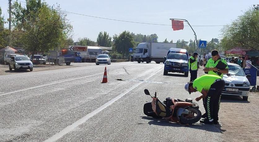 Otomobille çarpışan motosikletin sürücüsü yaşamını yitirdi