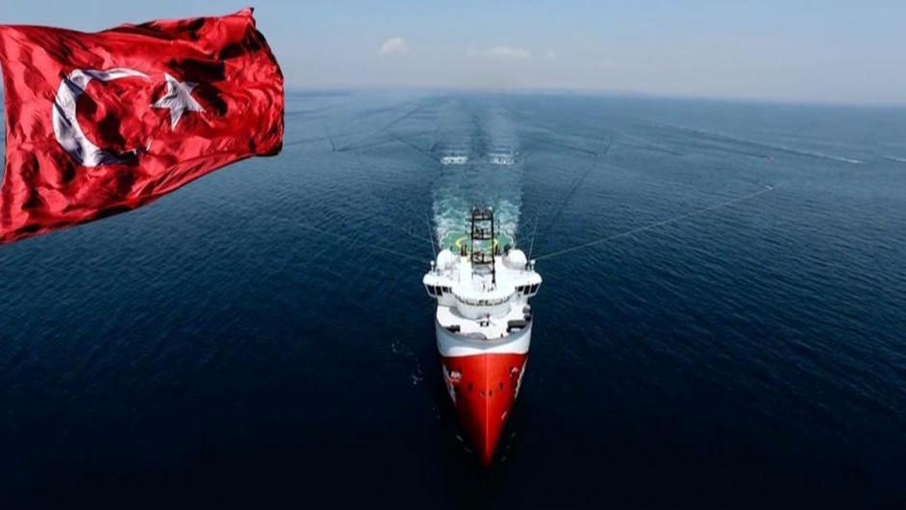 Türk buzkıranı bölgeyi karış karış arıyor