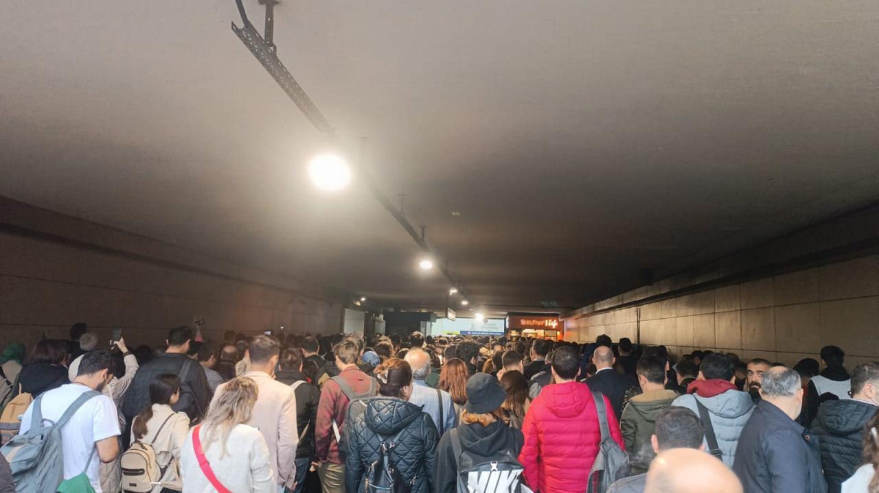 İstanbul'da metrobüs kazası! Vatandaşlar perişan oldu