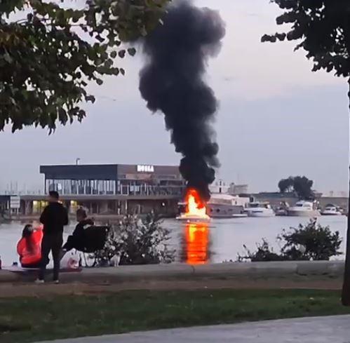 Bakırköy'de alev alev yanan tekne battı! 1'i ağır, 4 yaralı