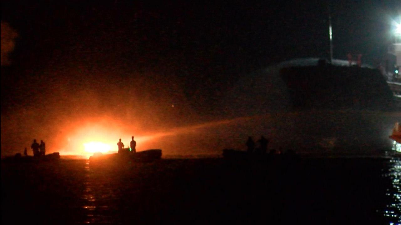Bakırköy'de alev alev yanan tekne battı! 1'i ağır, 4 yaralı