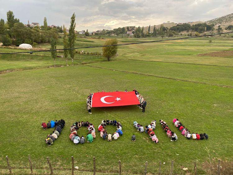Bitlis'te jandarma personeli üst bölgelerinde Türk bayrağı açtı