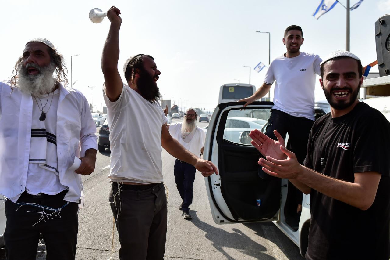 İsraillilerden vahşilik: Gazze’deki katliamın gölgesinde askerlerle dans ettiler