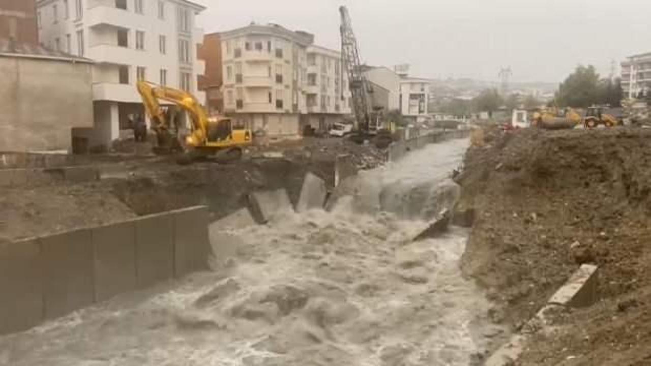 Esenyurt’ta dere taştı, istinat duvarı yıkıldı!