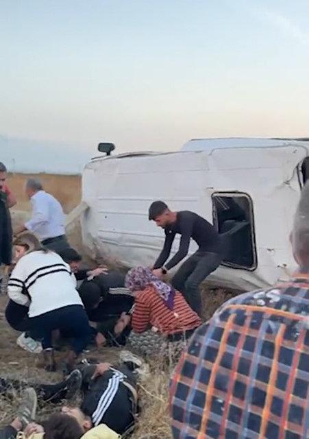 Tarım işçilerini taşıyan minibüs devrildi: 15 yaralı