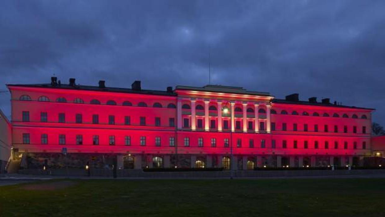 Finlandiya Dışişleri Bakanlığı binası Türk bayrağının renkleriyle ışıklandırıldı