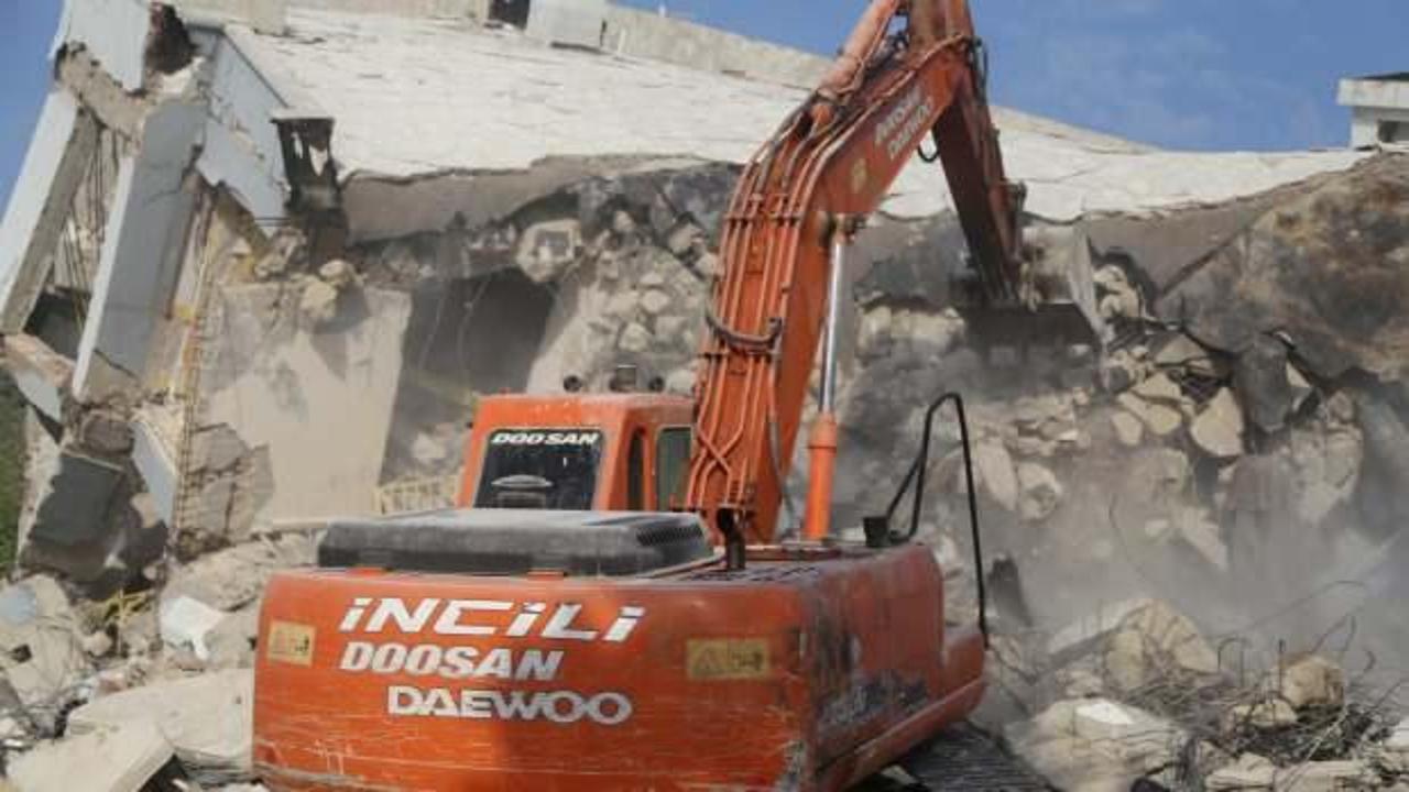 Hatay’da ağır hasarlı binaların kontrollü yıkımı sürüyor