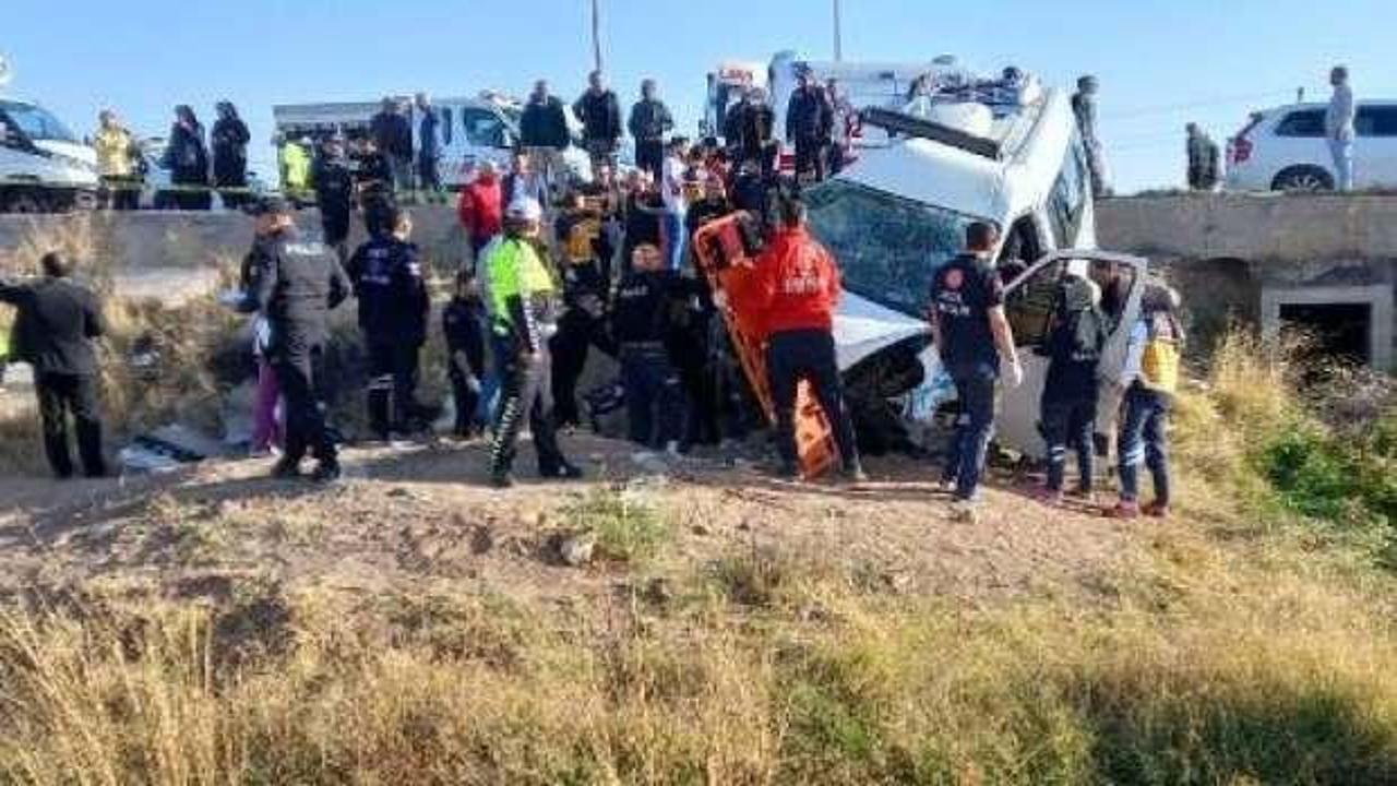 İşçi servisiyle kamyonet çarpıştı: 17 yaralı