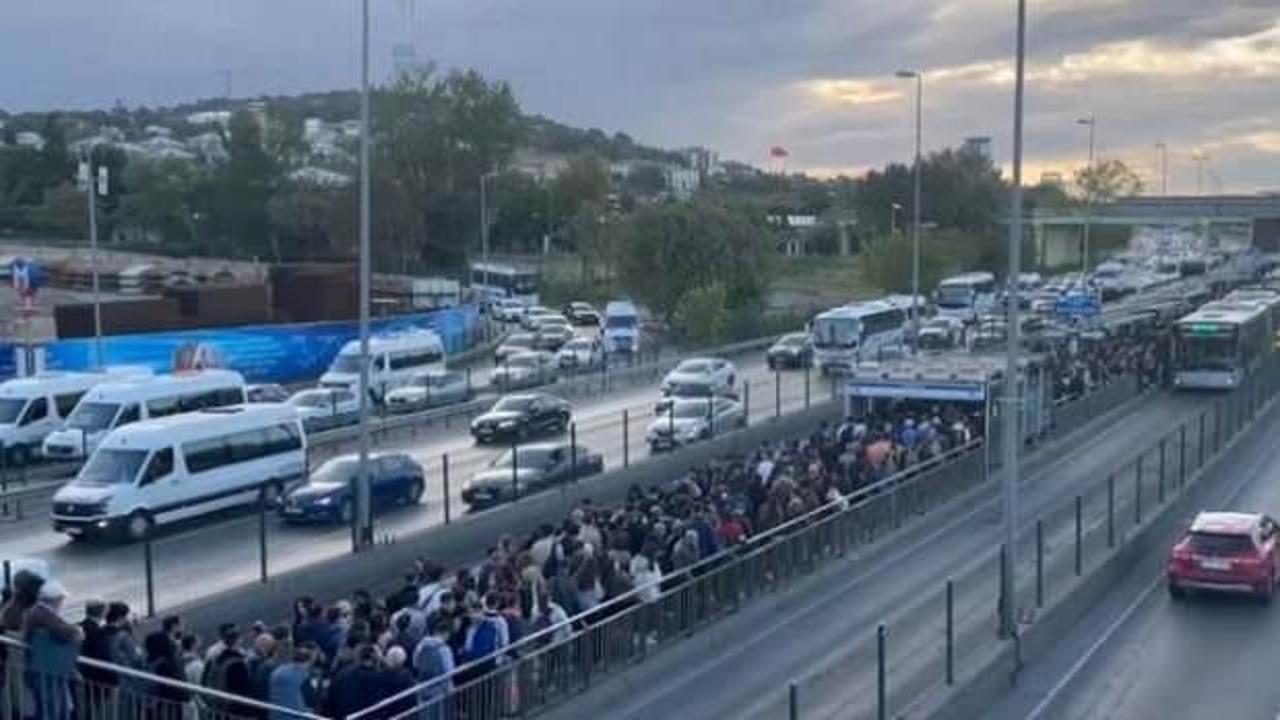 İstanbul’da metrobüs duraklarında yoğunluk