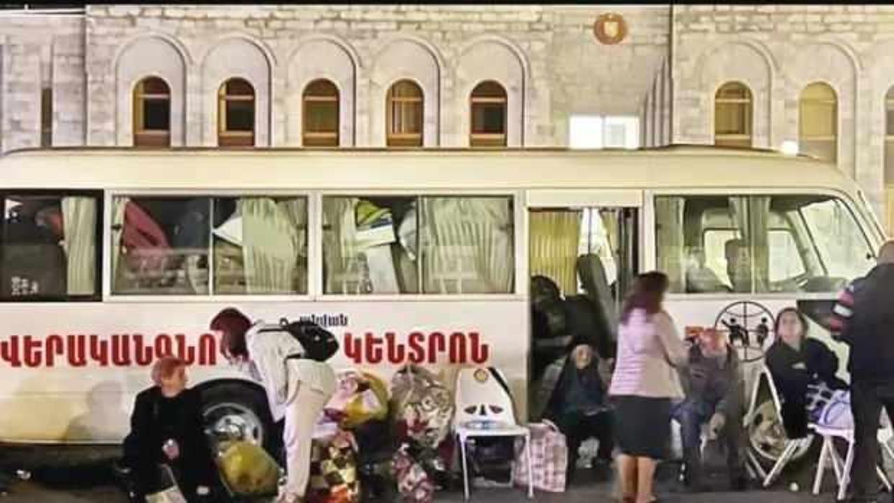 Karabağ’dan Ermenileri taşıyan son otobüs kalktı: Tarihi kare