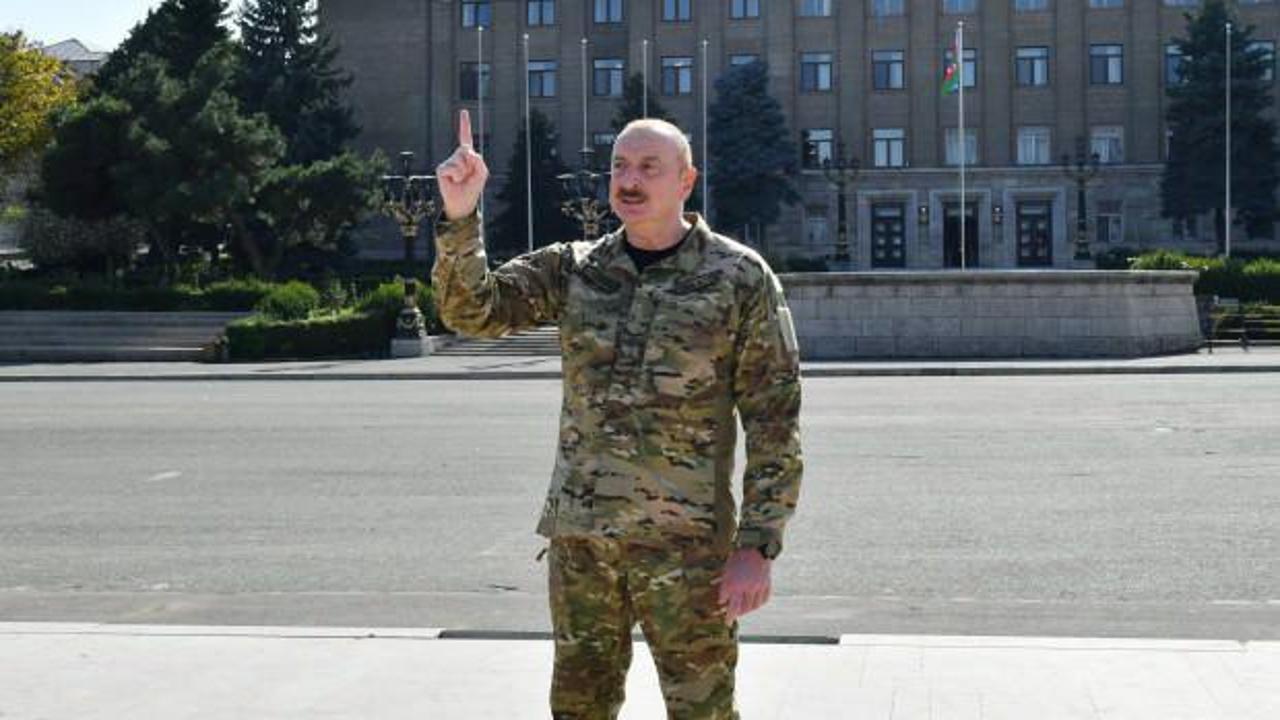 Tarihe geçen anlar! Aliyev bayrağı göndere çekti