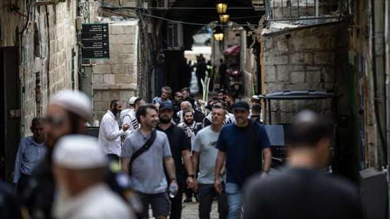 Yüzlerce fanatik Yahudi Mescid-i Aksa’ya baskın düzenledi