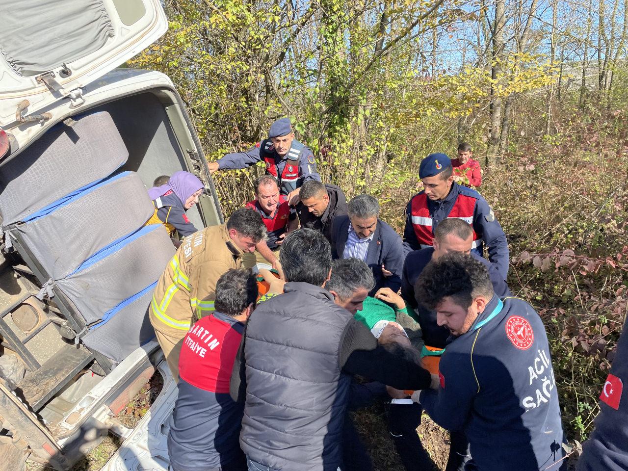 Bartın'da yolcu minibüsü devrildi: 11 kişi yaralandı