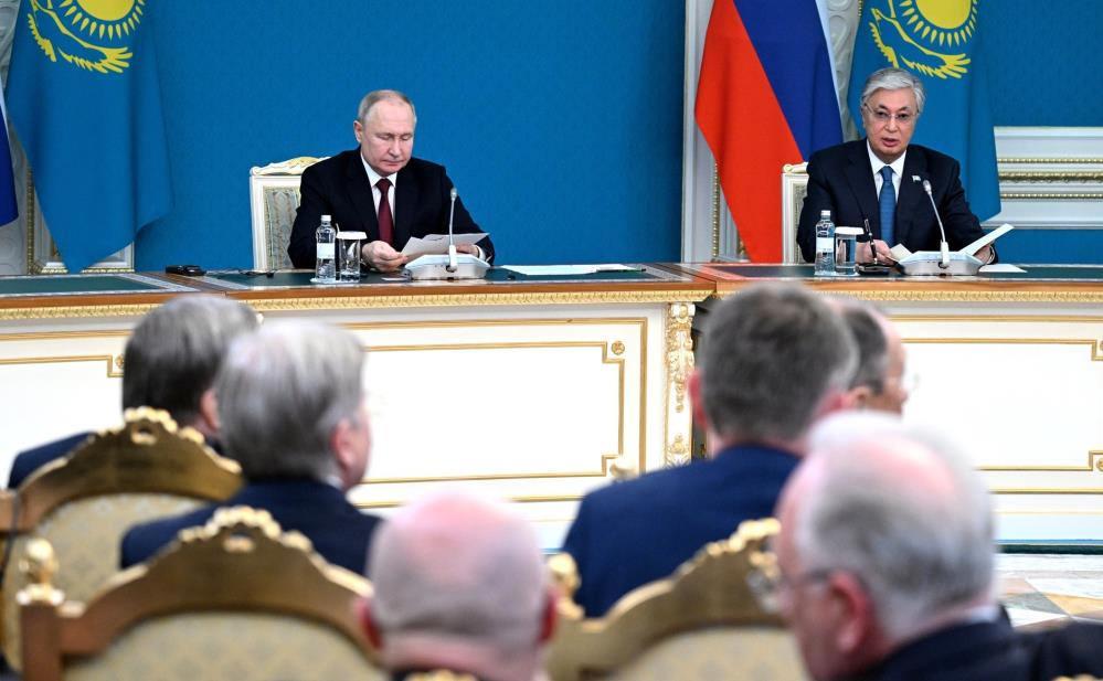 Kazakistan Cumhurbaşkanı Tokayev, Rus heyetini şaşkına çevirdi