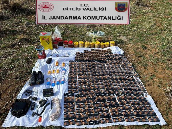Bitlis kırsalında PKK'lı teröristlere ati yaşam malzemesi ele geçirildi