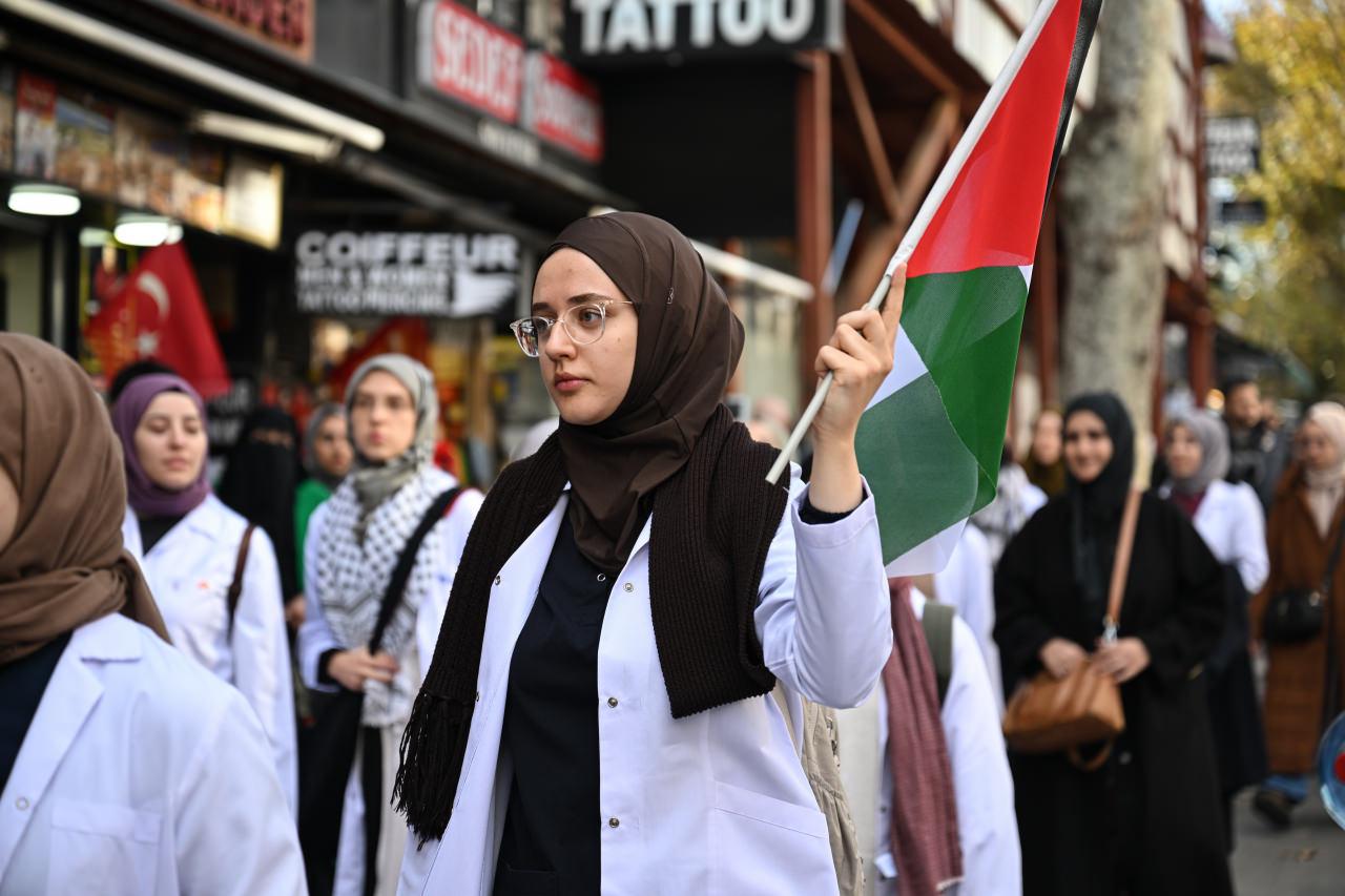 İstanbul'da doktorlardan Gazze için sessiz yürüyüş