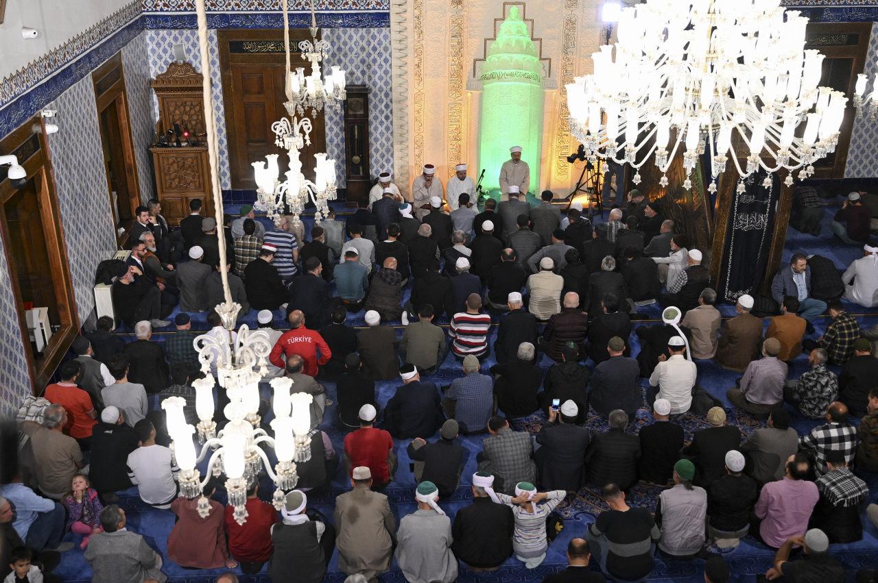 Türkiye'de 90 bin camide dua edildi