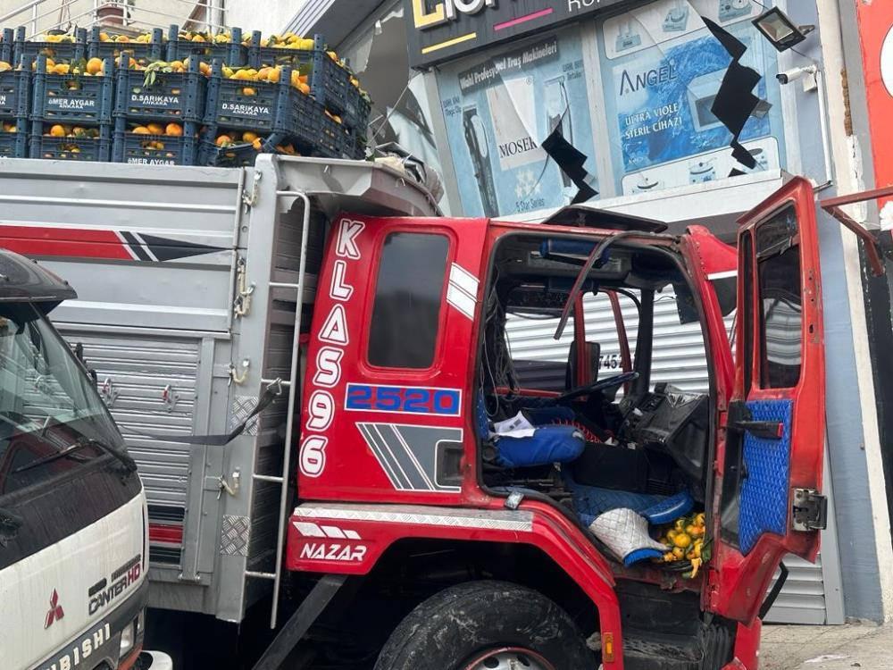 Freni patlayan kamyon önüne aldığı aracı sürükleyerek dükkana girdi: 2 yaralı