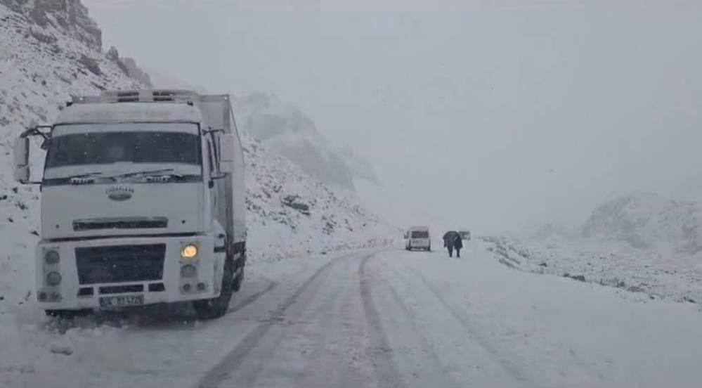 Ulaşıma kar engeli: Görüntüler Türkiye'den!