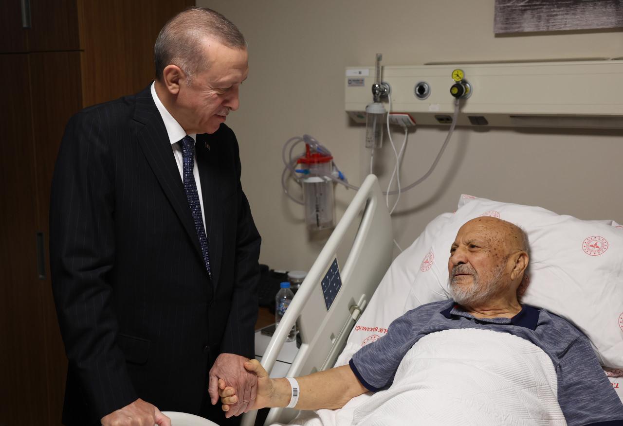 Başkan Erdoğan, eski Devlet Bakanı Aksay'ı hastanede ziyaret etti