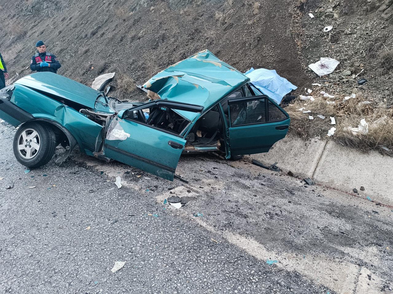 Tokat'ta feci kaza! Tır ile otomobil kafa kafaya çarpıştı: 2 ölü, 1 yaralı