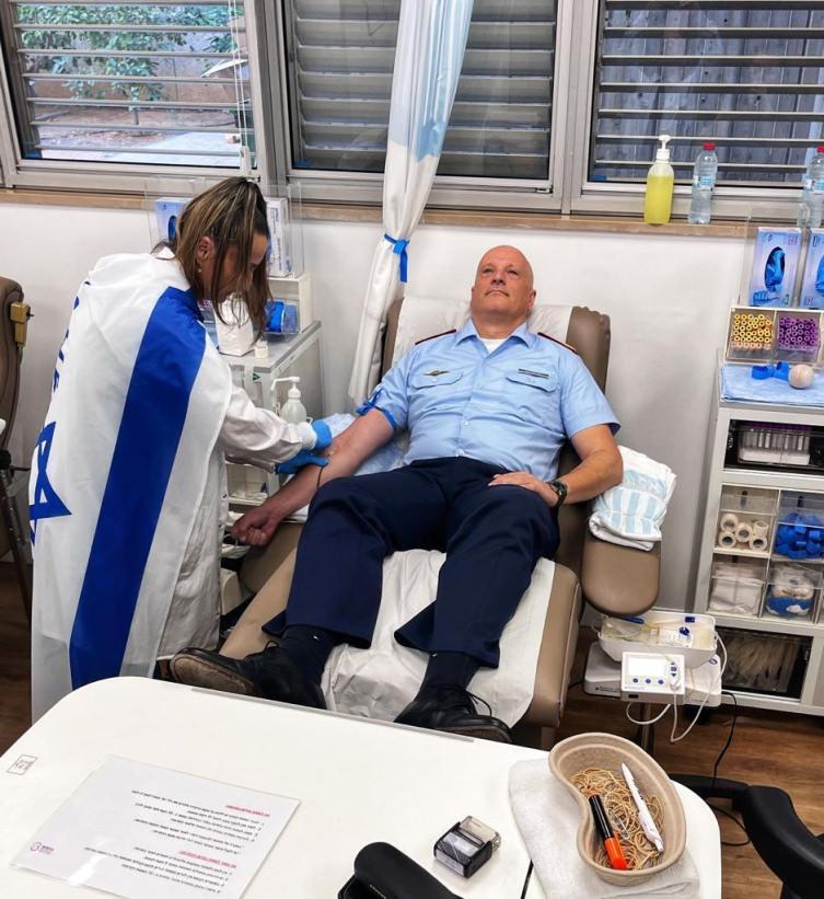 İsrail'i ziyaret eden Alman Hava Kuvvetleri Komutanı kan bağışında bulundu