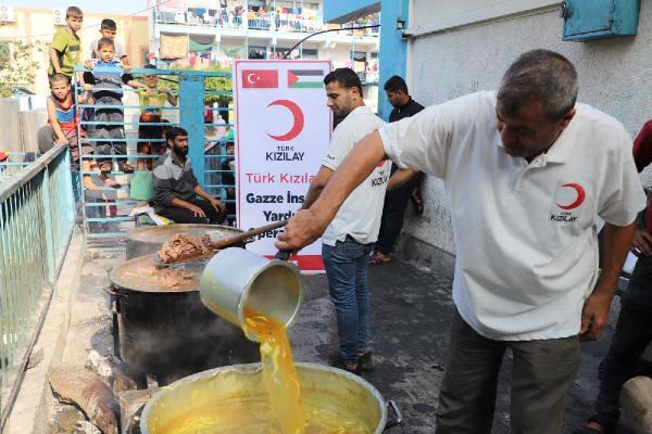 Gazın bittiği Gazze'de Kızılay yemekleri odun ateşiyle pişiriyor