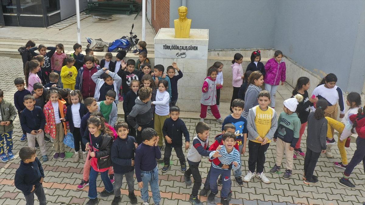 Deprem bölgesindeki 1168 öğretmen için ders zili konteynerlerde çalıyor