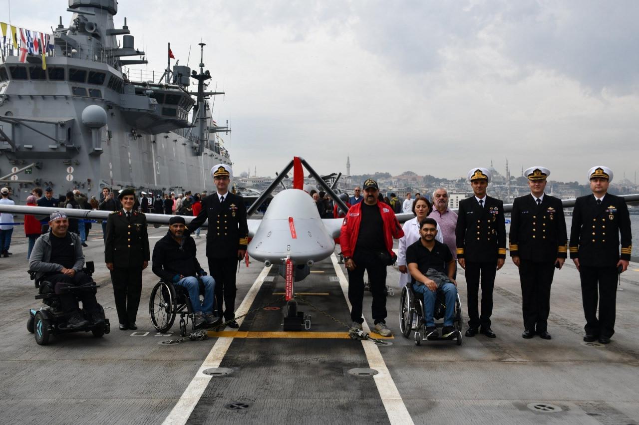 Dünyanın ilk SİHA gemisi TCG Anadolu'ya vatandaşlardan yoğun ilgi